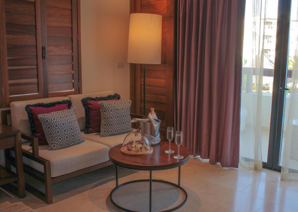 Junior Suite King con Vista Piscina (2 Adulti)